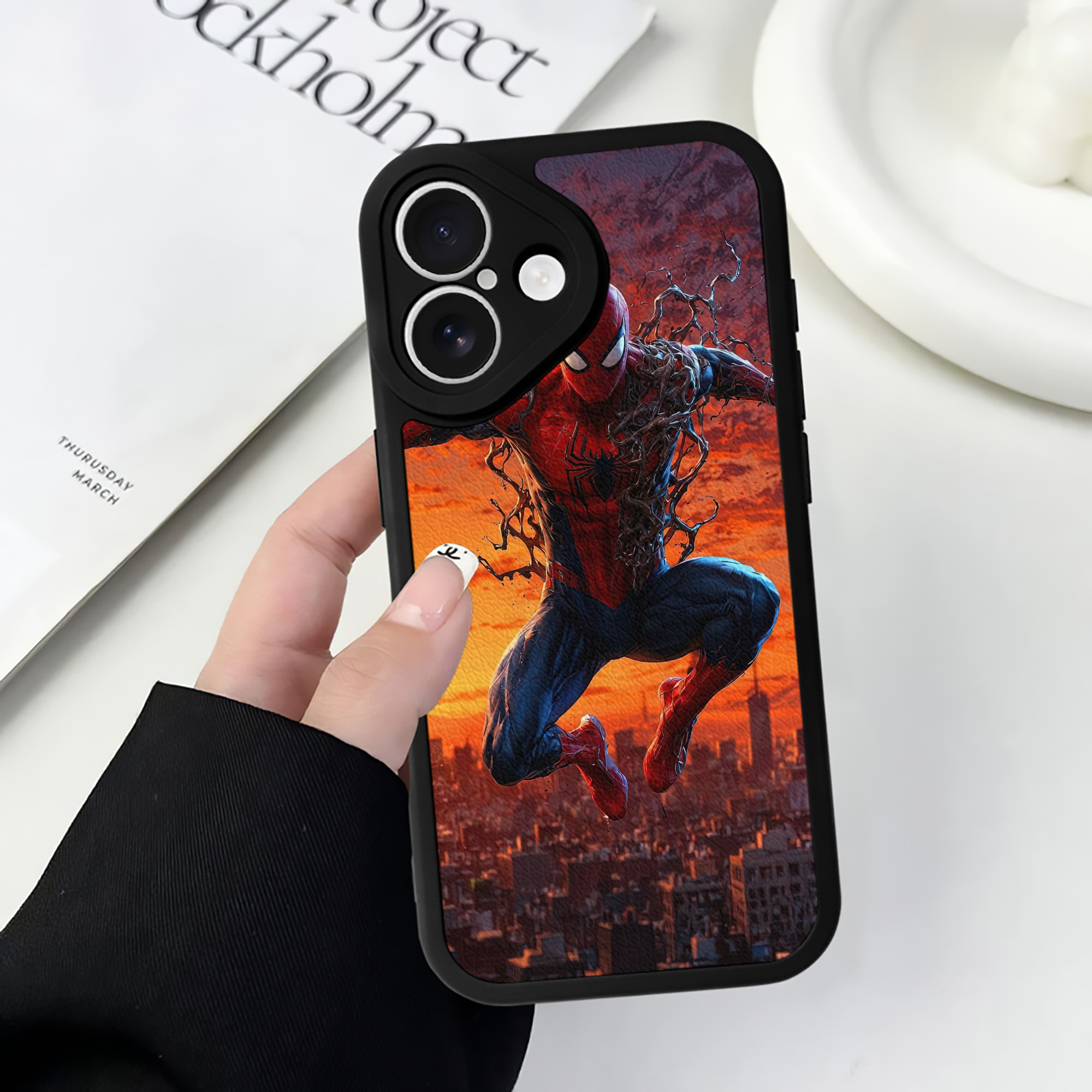 （画像用） Spider Man スパイダーマン 【iPhone 16シリーズ対応】シリコンスマホケース（レザー調） 材質：シリコン